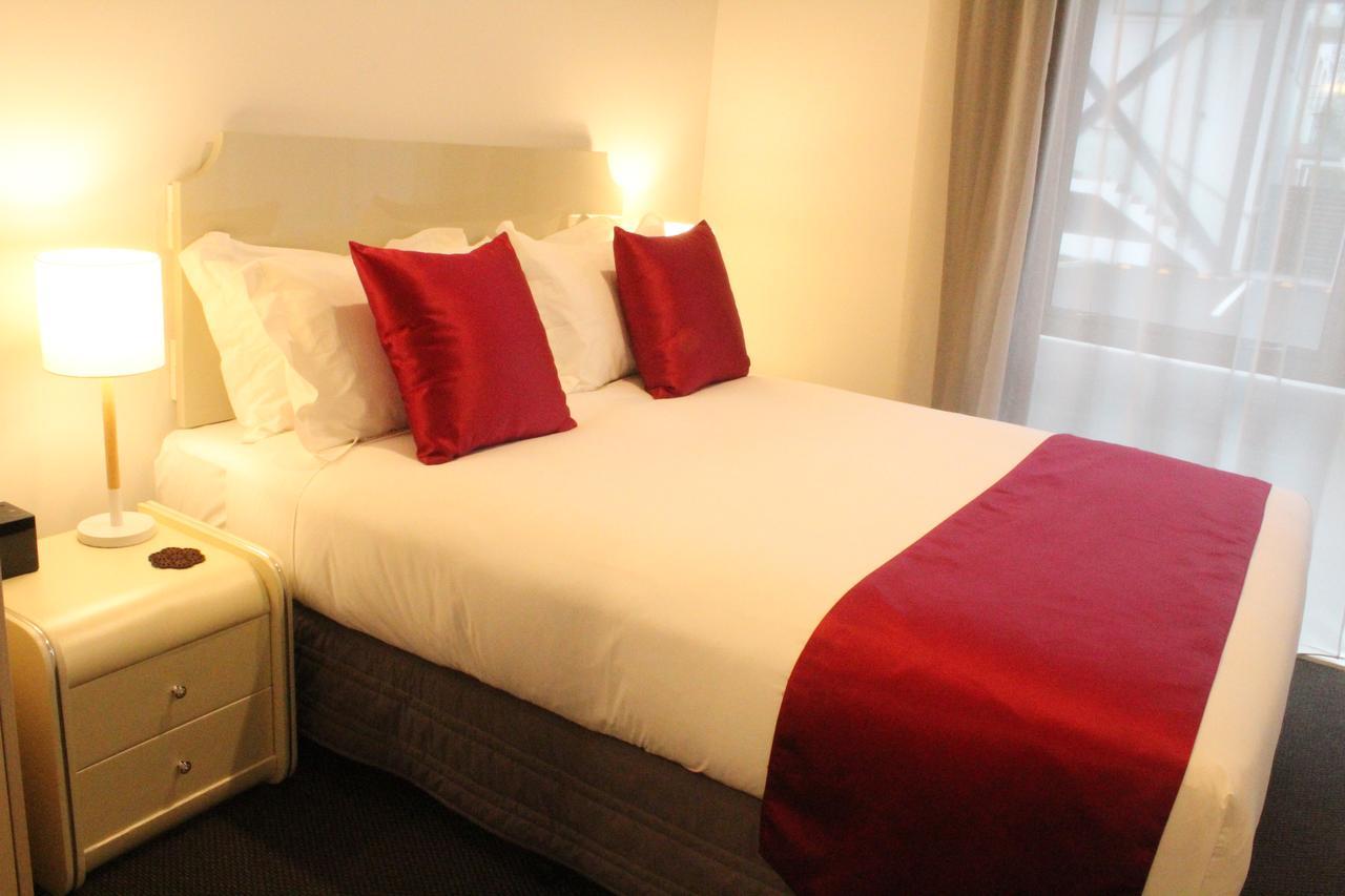 103 Prince Of Bealey Motel Christchurch Dış mekan fotoğraf A bed runner