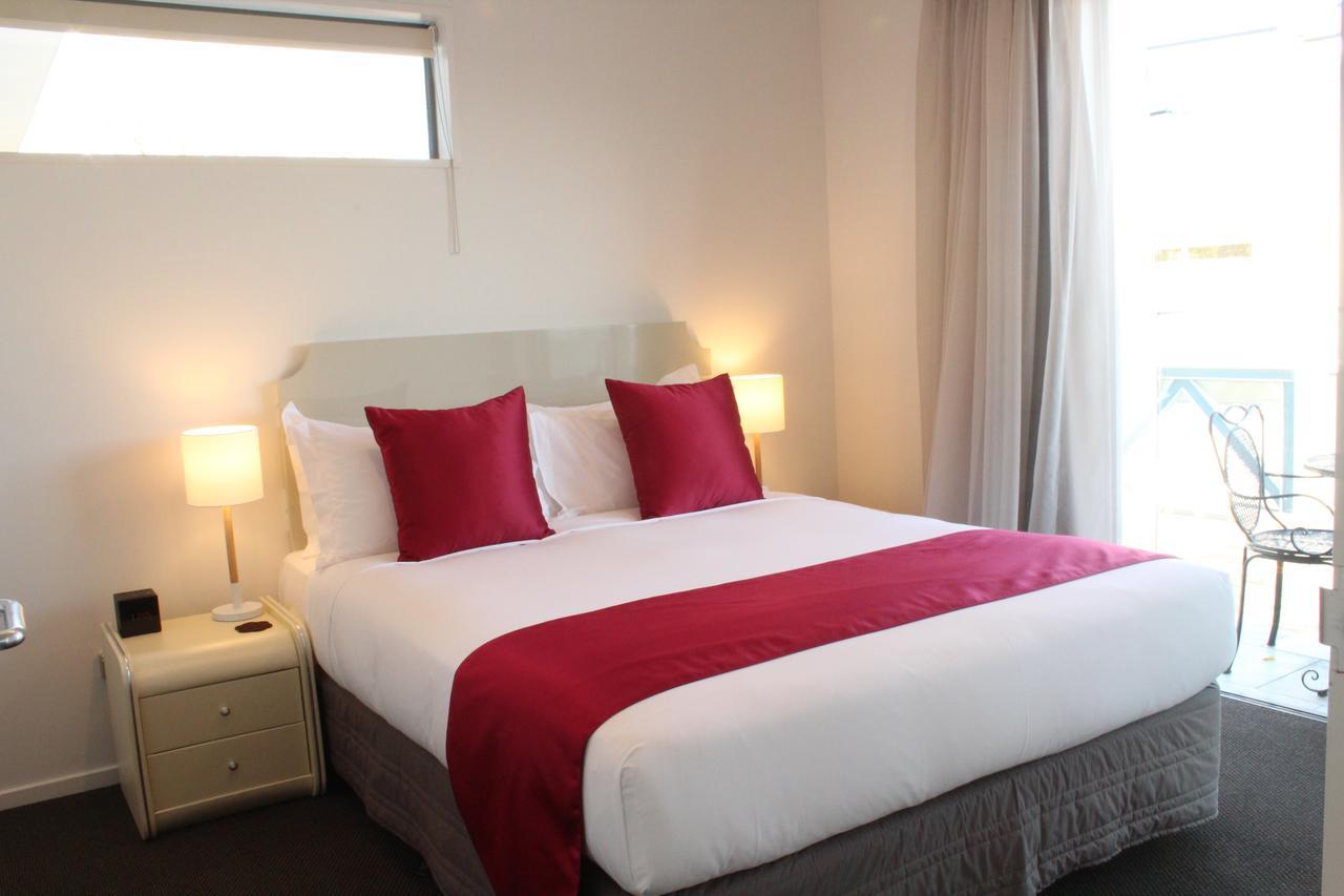 103 Prince Of Bealey Motel Christchurch Dış mekan fotoğraf A bed with a bed runner